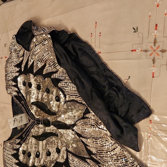 SILVER & BLACK SEQUINED **BUTTERFLY** WOMENS TOP - NEW - Picture 5 of 8